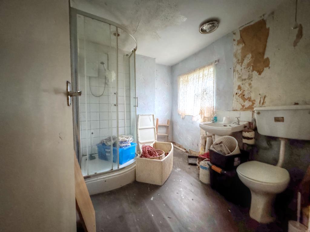 Lot: 98 - ONE-BEDROOM MID-TERRACE HOUSE - Spacious shower room